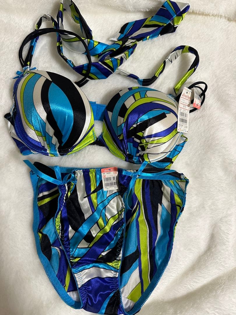 エメフィール サテンプッチ柄ブラジャーショーツセット　B70/M エメフィール サテンプッチ柄ブラジャーショーツセット B70/M - メルカリ