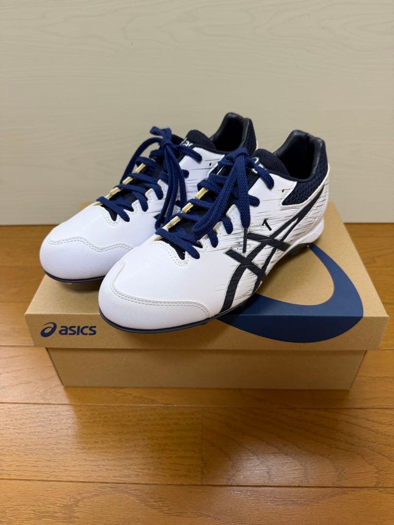 asics スパイク ホワイト/ネイビー モデル1 - メルカリ