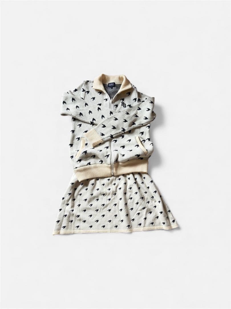 PEARLY GATES（パーリーゲイツ） ゴルフ セットアップ メンズはグレーのセットアップ。カーゴポケットやステンシルのプリント