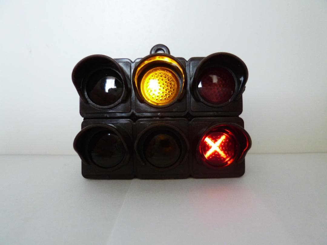 本物志向改造　信号機ガチャ（車両灯器　路面電車用「←↑×」３灯）