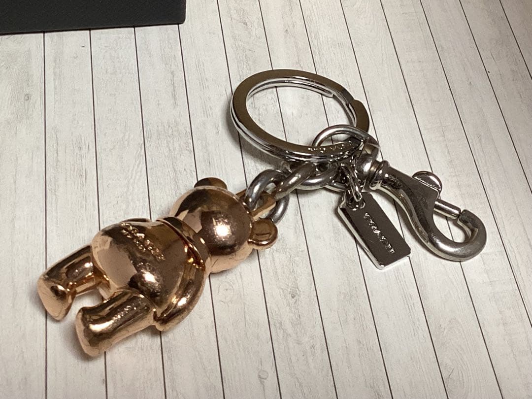 プレゼントに未使用美品コーチCOACH テディベアキーホルダーローズ