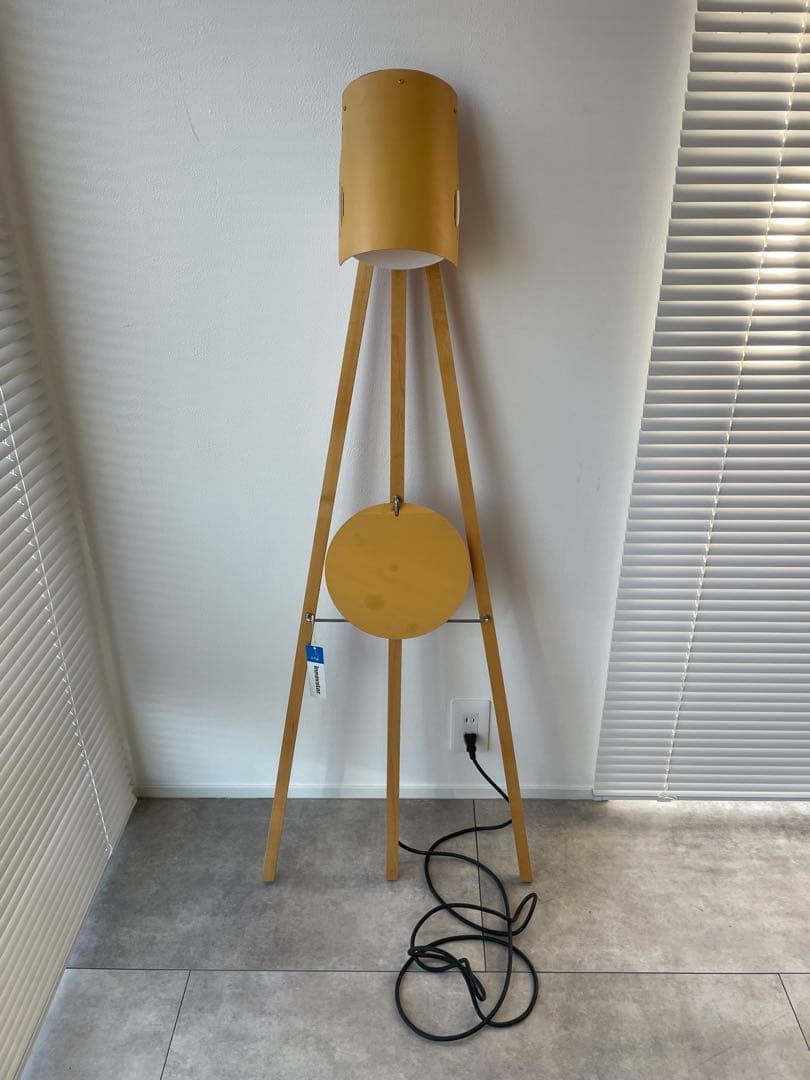 イエロー トライポッドスタンド フロアランプ innovator イノベーター