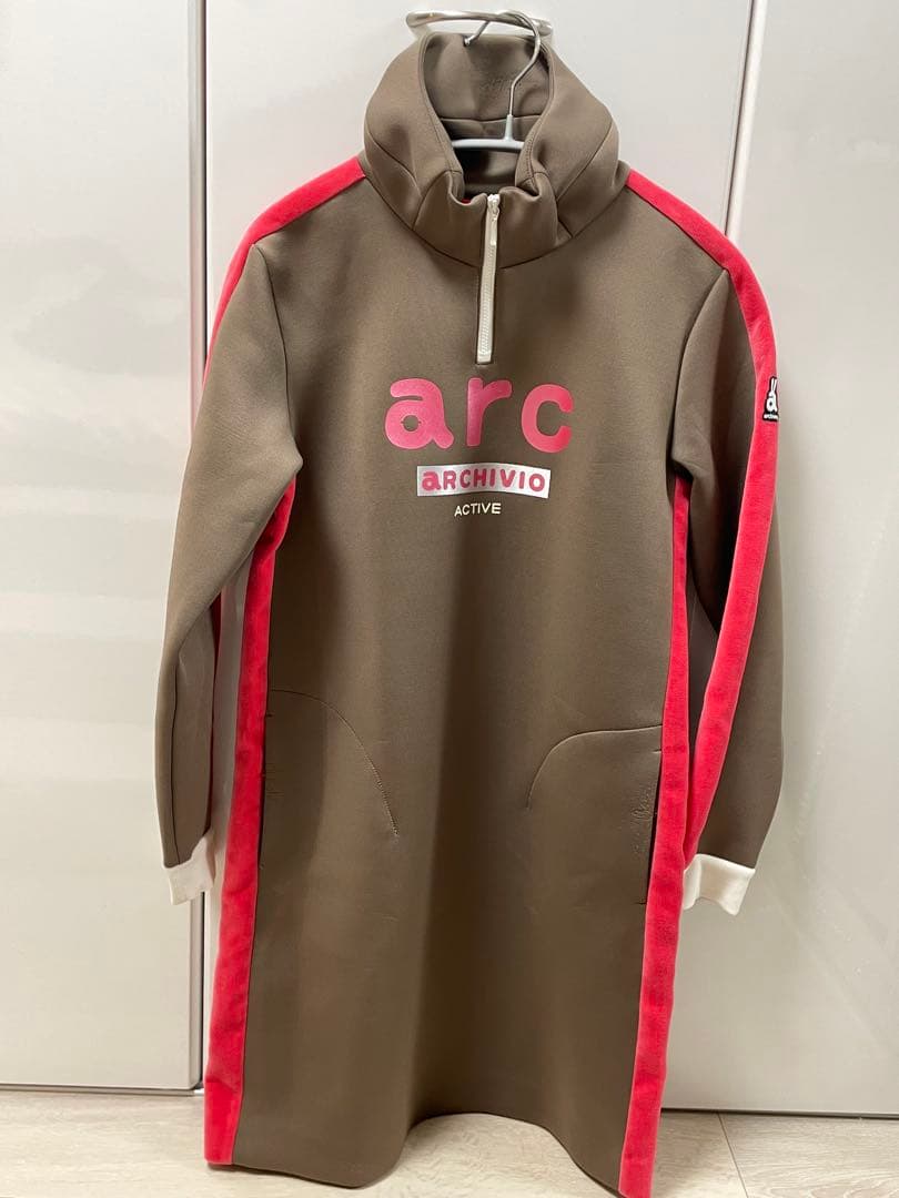 ゴルフワンピース ブラウン/ピンク レタリングロゴ ワンピース（ピンク / ブラウン） – SOMUA CLUB