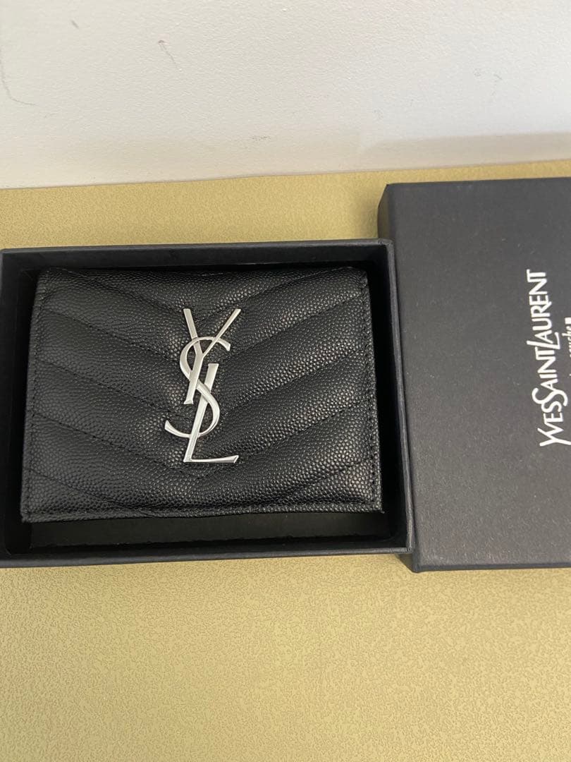 イヴ・サンローラン エンボス加工 ブラックレザー 折りたたみ財布