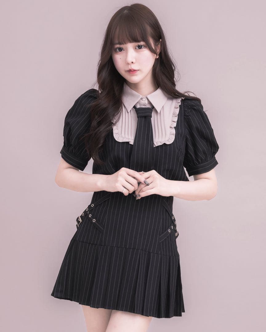 Pium ネクタイ付きスクエアフリルトップス サイドベルトプリーツミニ