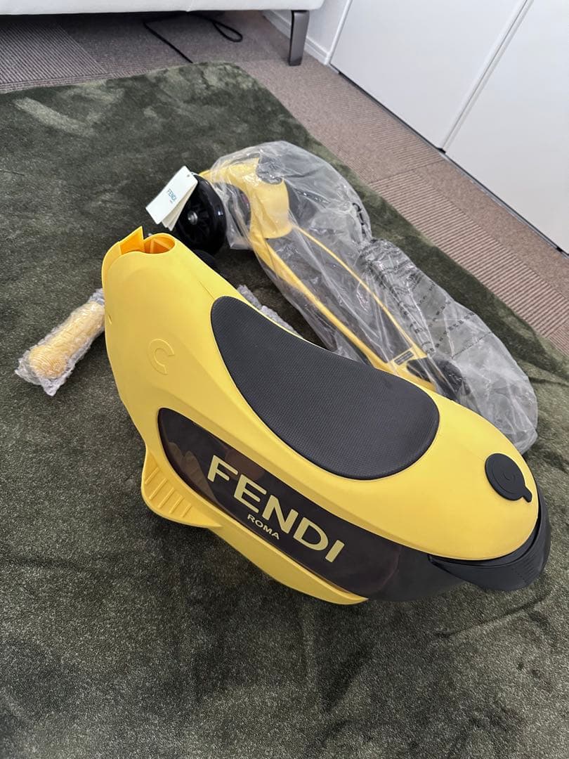 FENDI キッズ キックスクーター イエロー