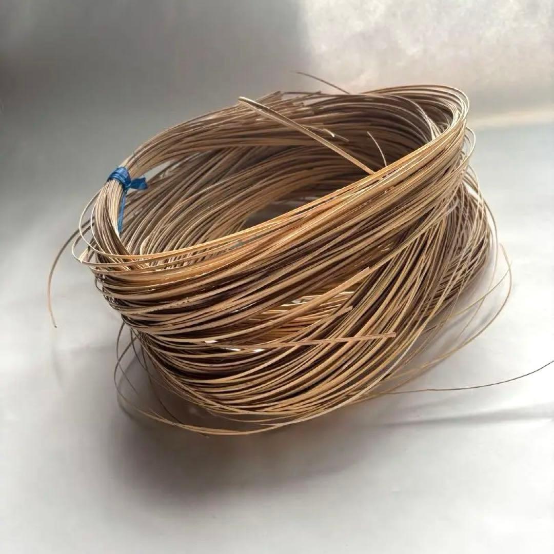 皮付きの籐　材料　幅2.5mm 晒し　100g KD251 皮籐2.5mm 約90〜100g 巻束（自然色） - DAIWA RATTAN online shop