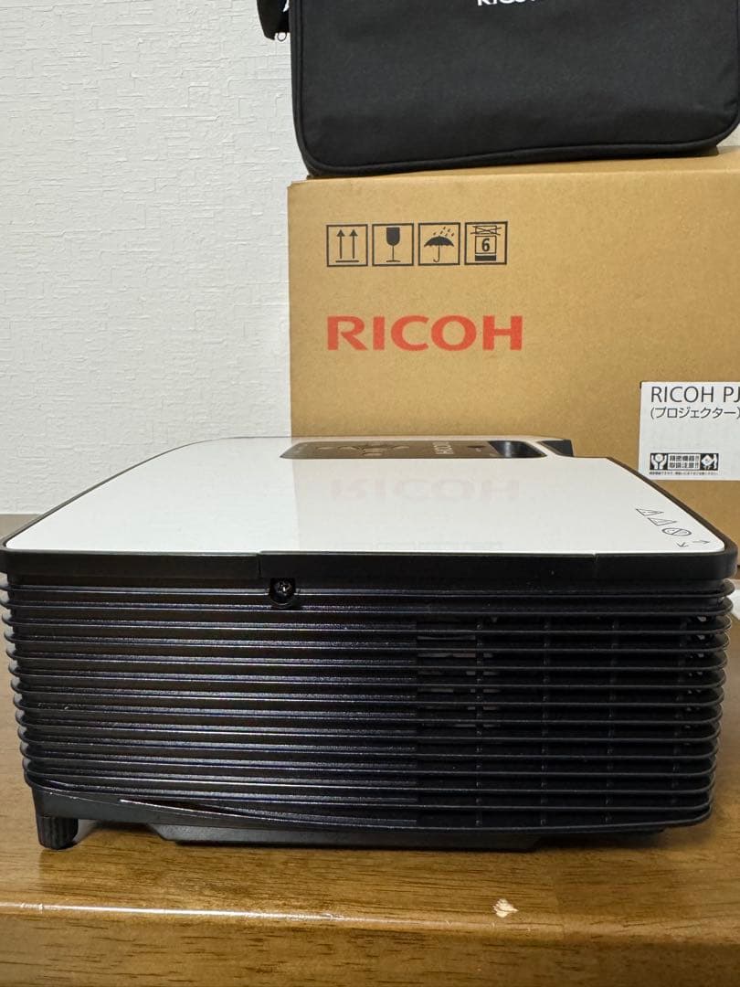美品*RICOH プロジェクター WX5462 ランプ 3時間 元箱付き - メルカリ