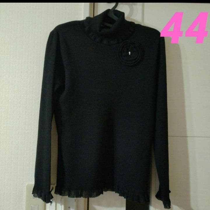 新品】スーパービューティーコサージュ付衿袖先フリルタートルネック