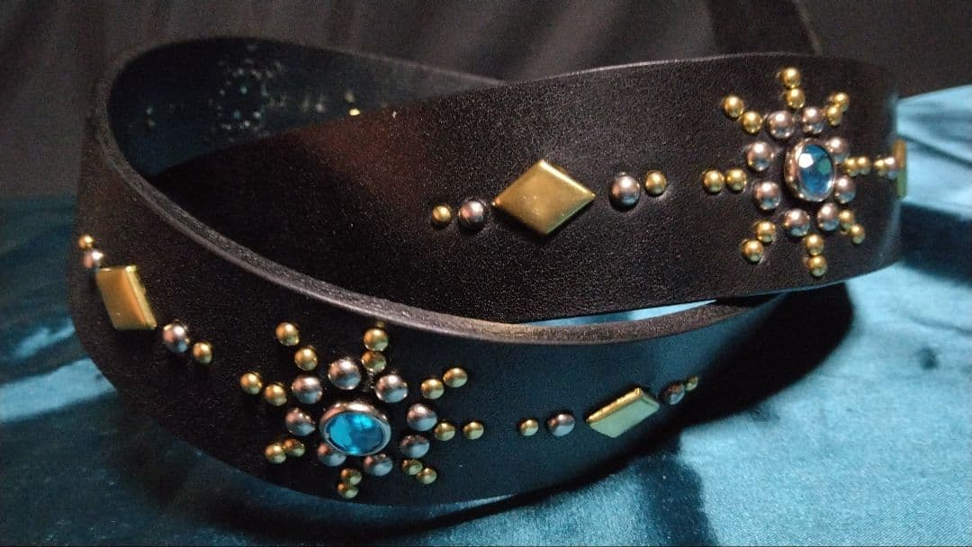 栃木レザースタッズベルト　ニッケル＆ブラス　アクアブルー 栃木レザー スタッズベルト ブラックアクリルアクアブルー - メルカリ