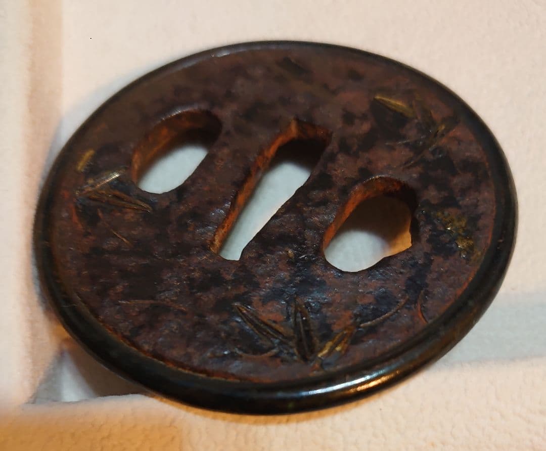 【刀装具】『銅覆輪鍍金笹図鉄地鍔』横7.4cm 縦7cm 厚さ4.1〜5.1mm