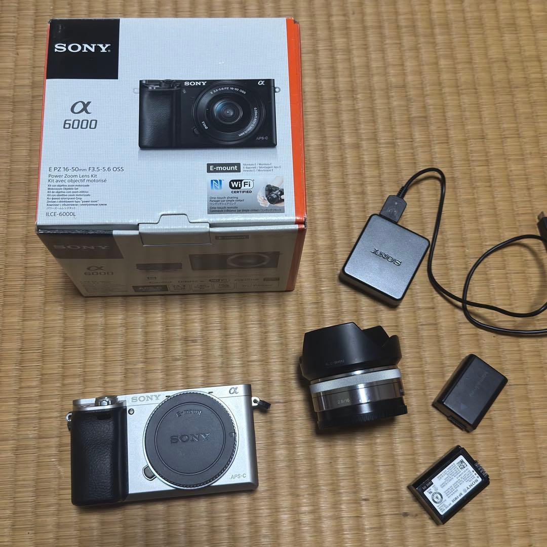 SONY α6000 シルバー Eマウントレンズ付き - メルカリ