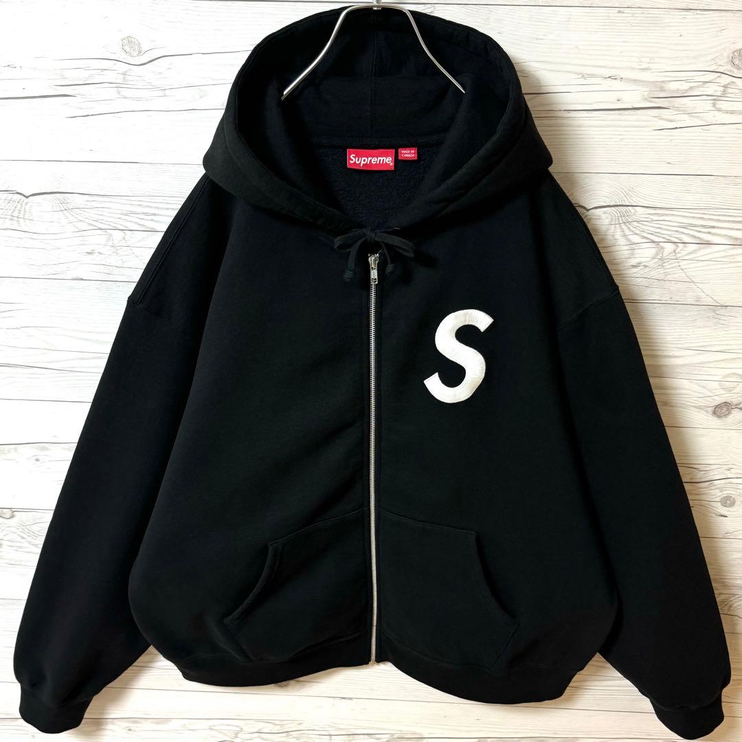 大人気‼︎刺繍S logo SロゴXL】シュプリーム パーカー ブラック 中町綾