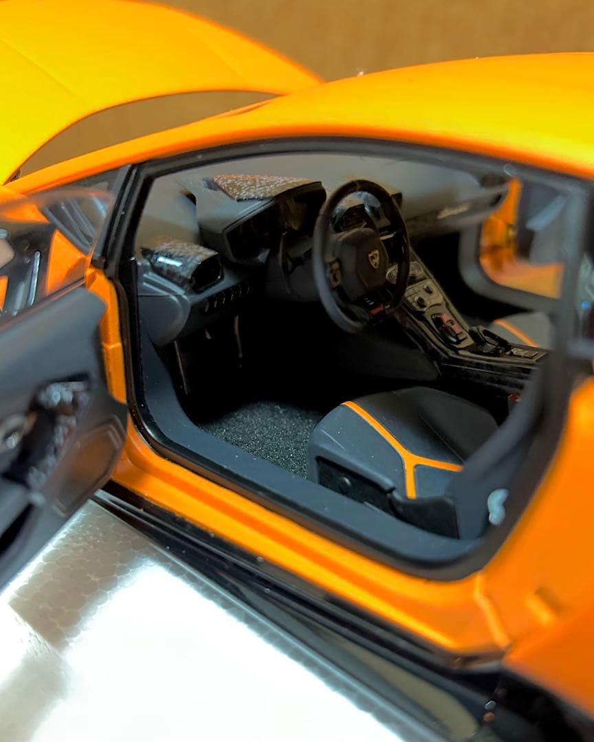 ま*う様 オートアート　ランボルギーニ　ウラカン 1/18スケール