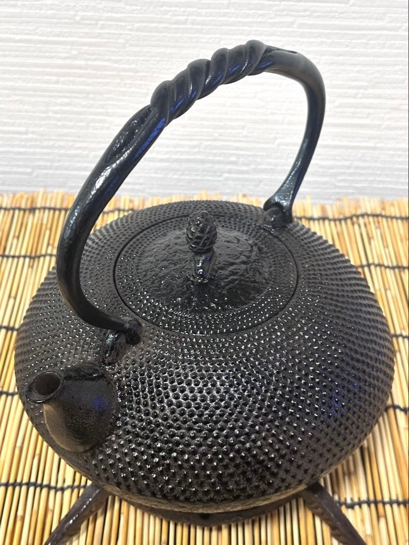 未使用品 南部及春鋳造 名工金秀造 捻鉉算盤形アラレ南部鉄瓶 南部鉄器