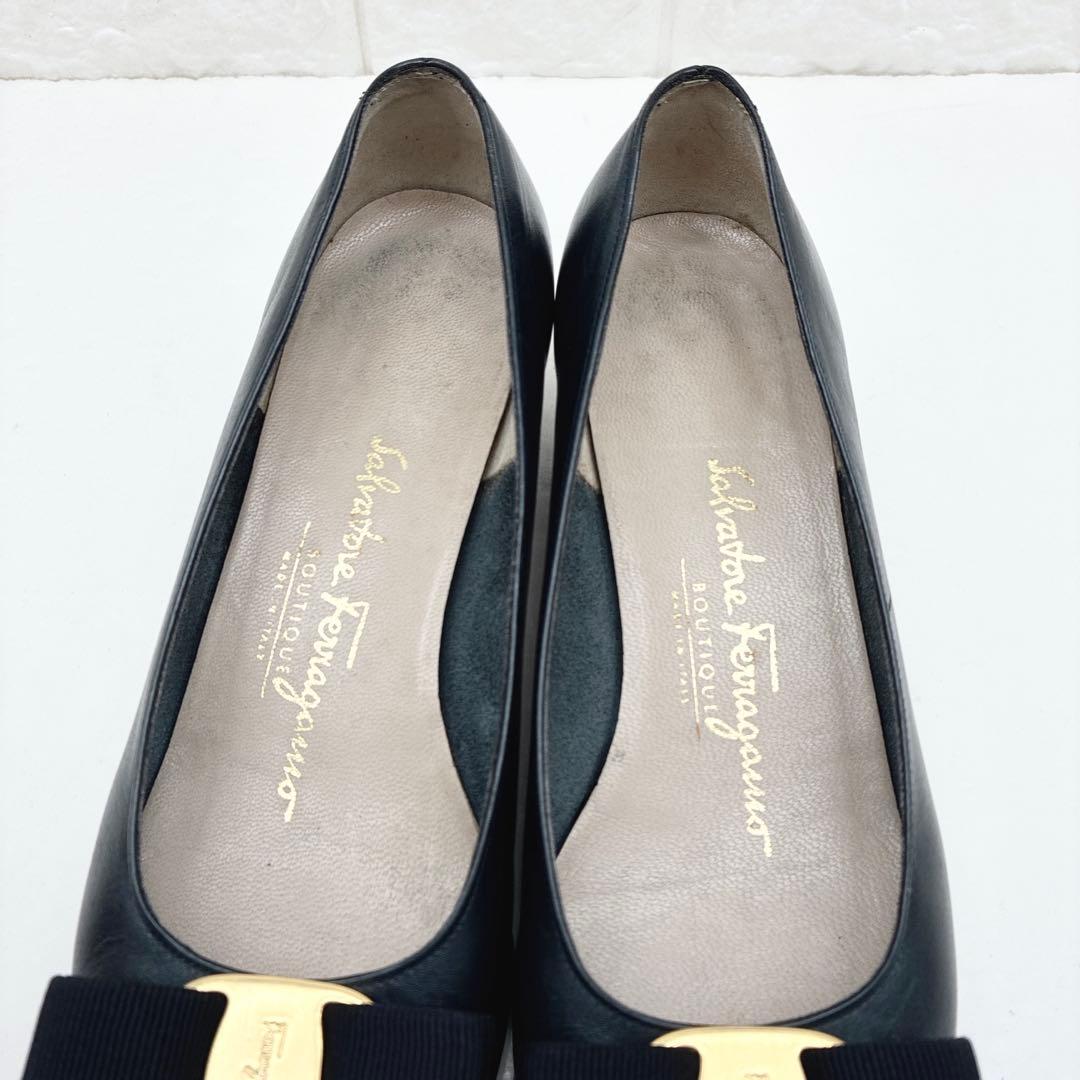 フェラガモ ゴールド金具 ヴァラ リボン パンプス ネイビー 6.5B レザー