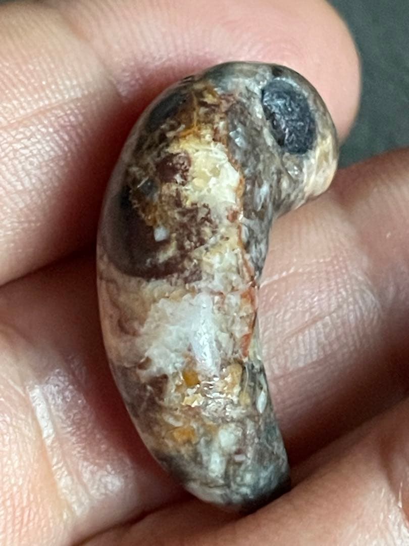 弥生〜古墳時代勾玉 変成岩？