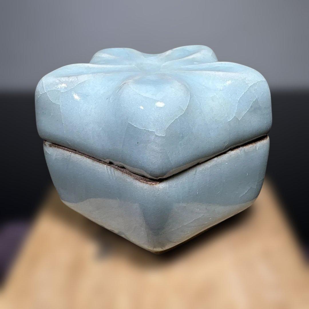 真作 初代宇野宗甍 青磁桔梗香合 高さ約5センチ、経約