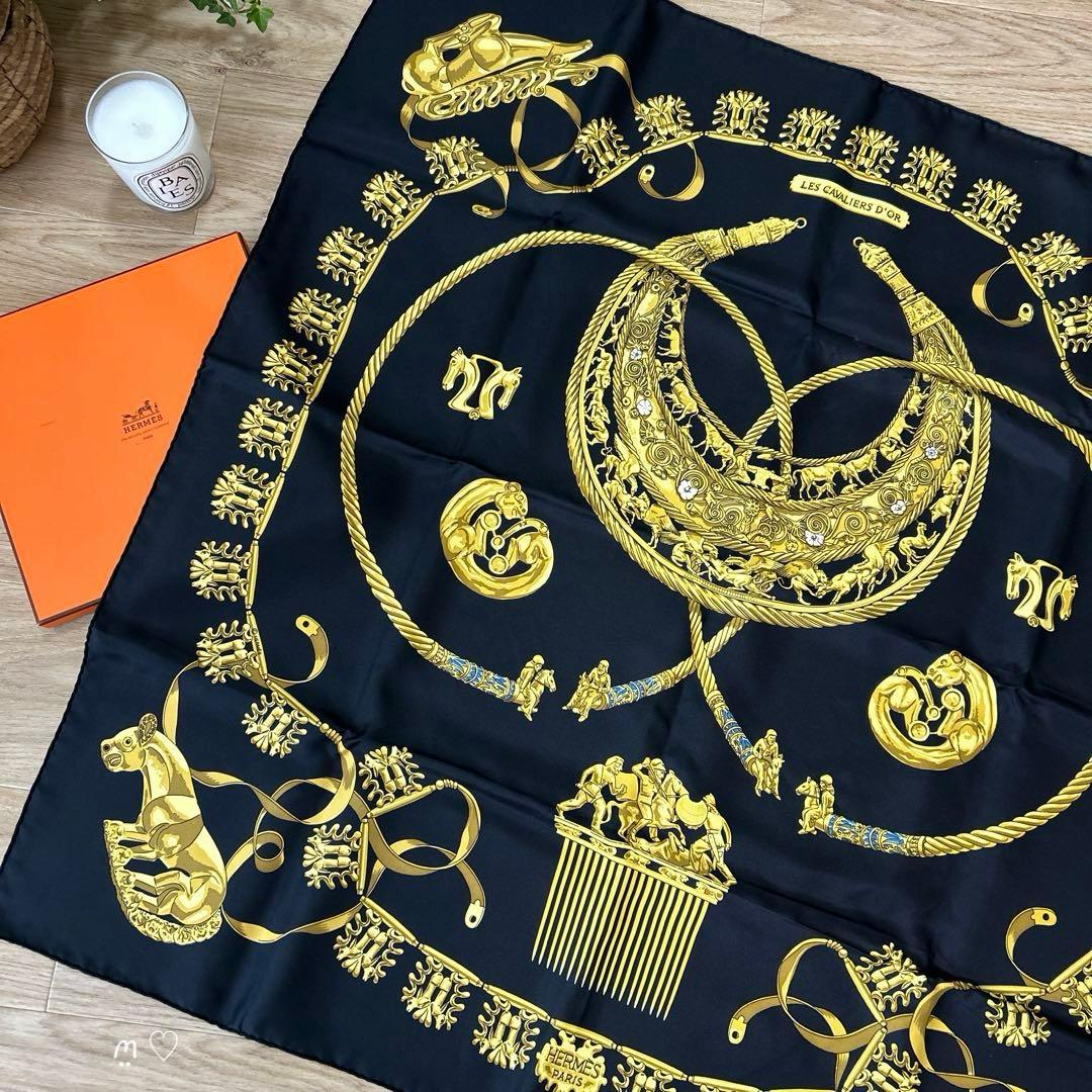 HERMES エルメス カレ90 黄金の騎士 シルクスカーフ ブラック/ゴールド