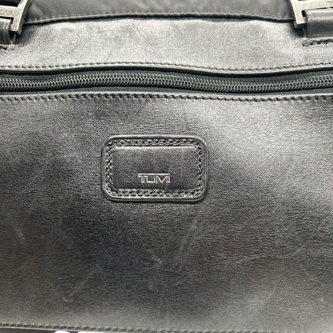 美品 トゥミ ボストンバッグ 黒 ロゴプレート 2way A4収納 ナイロン x