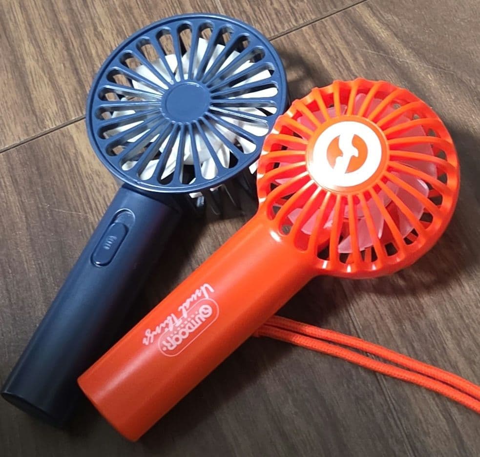 USB充電式ハンディファン 2色セットジャンク - メルカリ