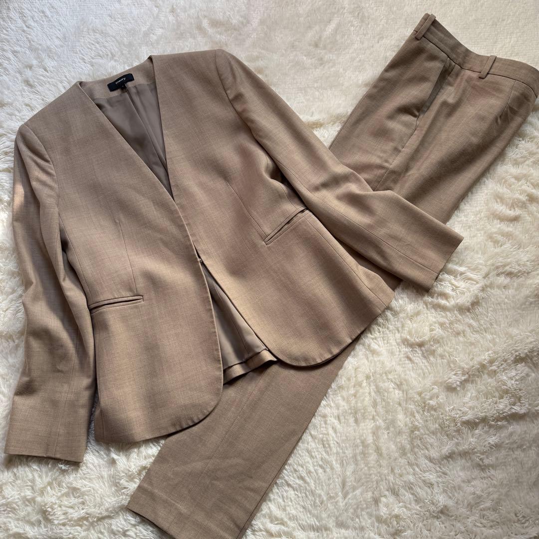 セオリー ノーカラージャケット パンツスーツ セットアップ ベージュ おすすめコーディネート④ | セオリー四日市近鉄店のブログ