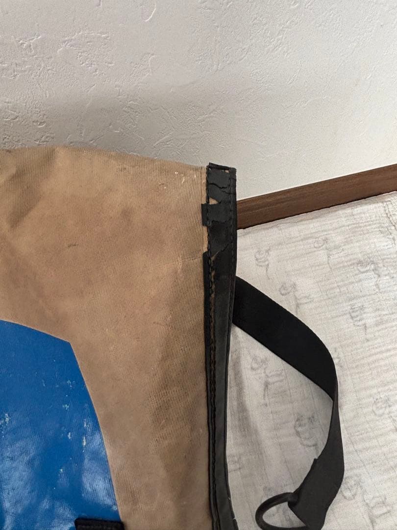 ノ*ブ様 FREITAG メッセンジャーバッグ ベージュ/青 - メルカリ