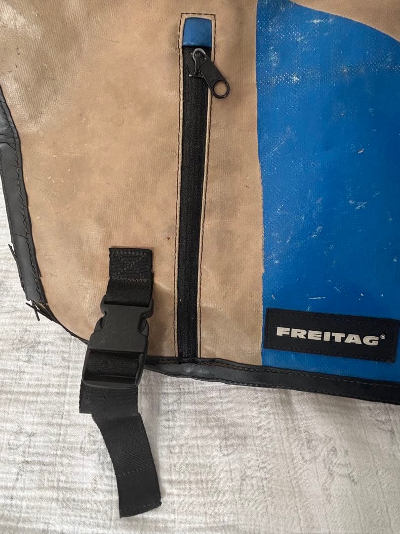 ノ*ブ様 FREITAG メッセンジャーバッグ ベージュ/青 - メルカリ