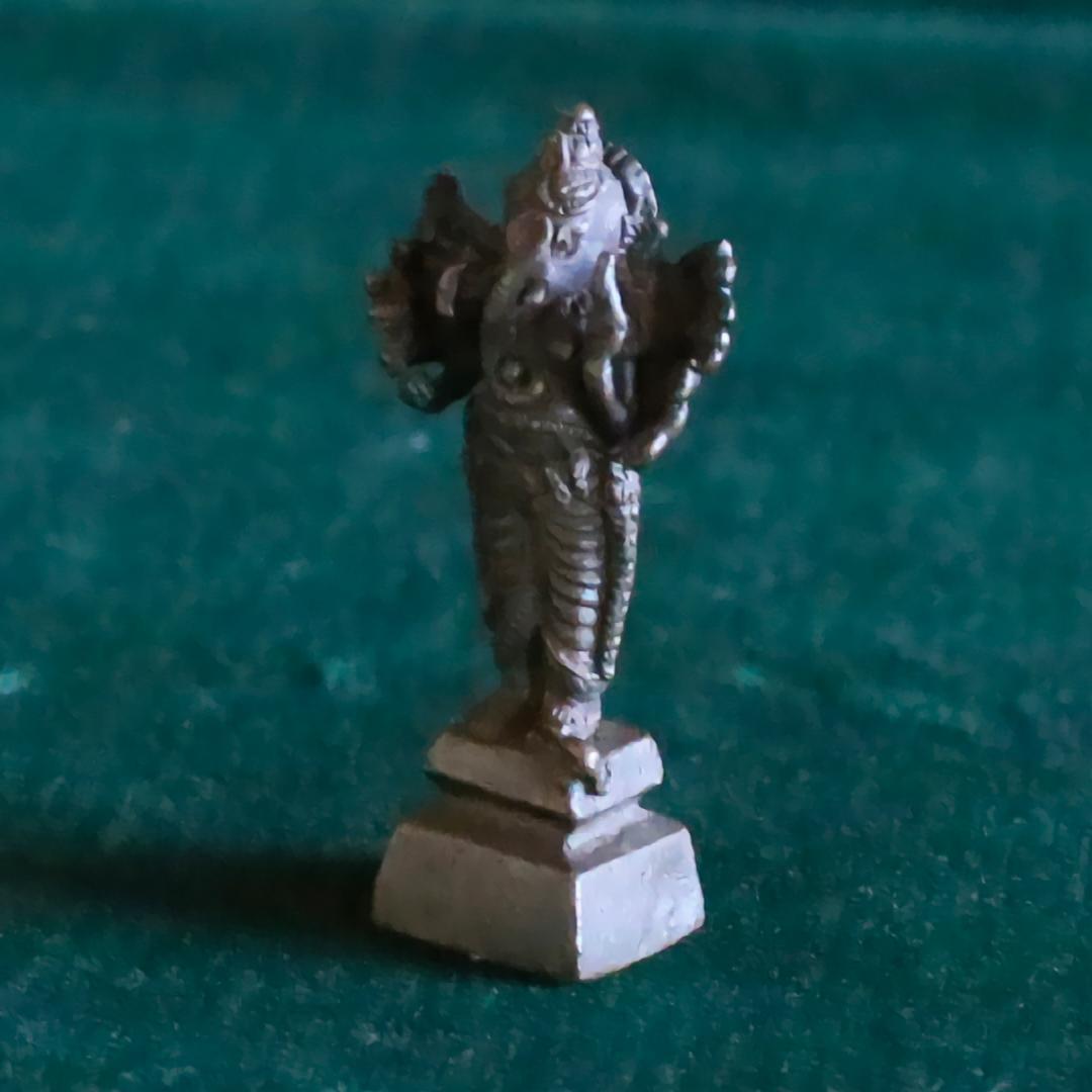 ガネーシャ像（立）　金属製　約4cm 　ー インドの小さな神さま ー