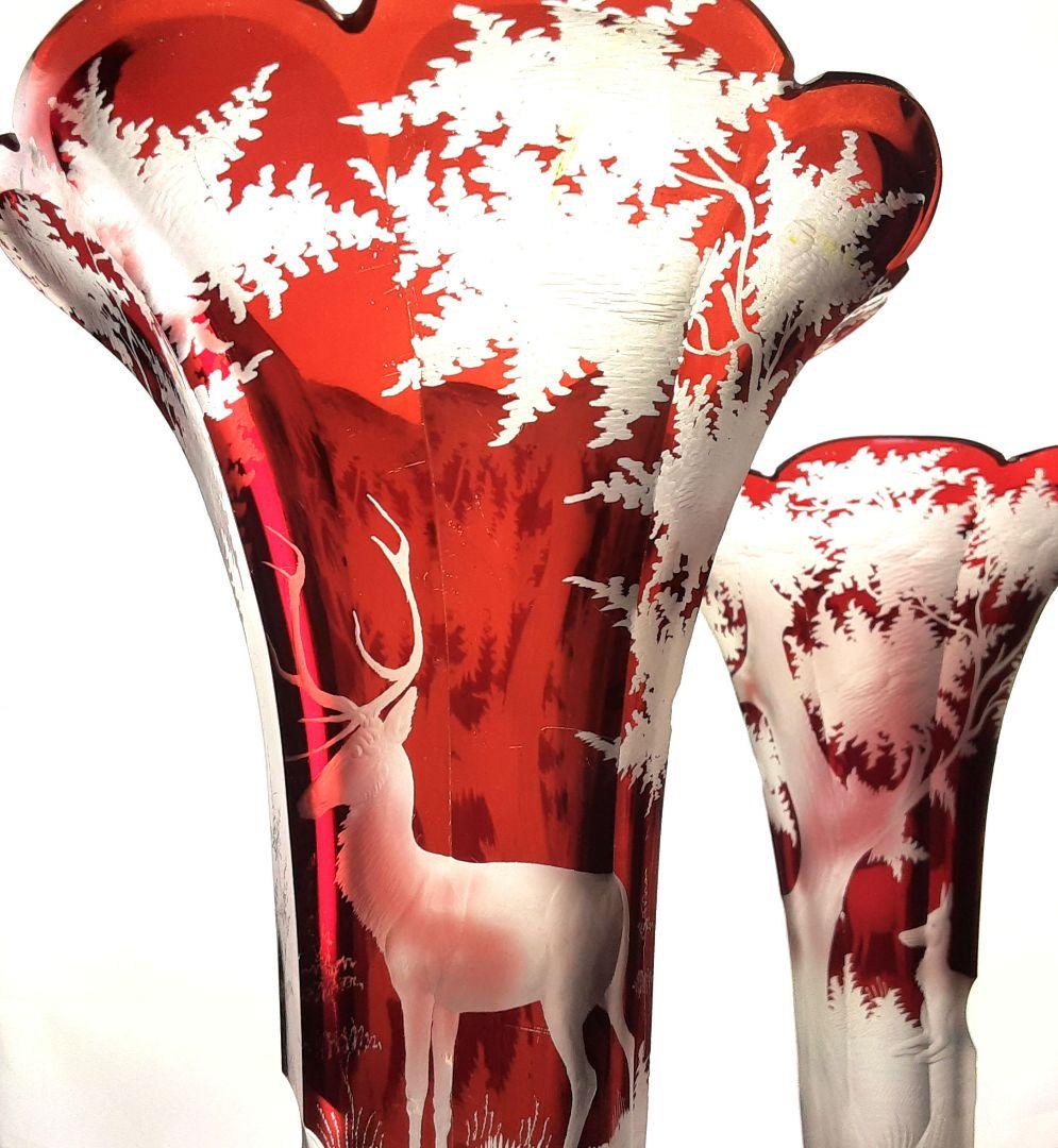 Y957 ボヘミアガラス グラヴィール 赤被せガラス 鹿と風景文花瓶 一対