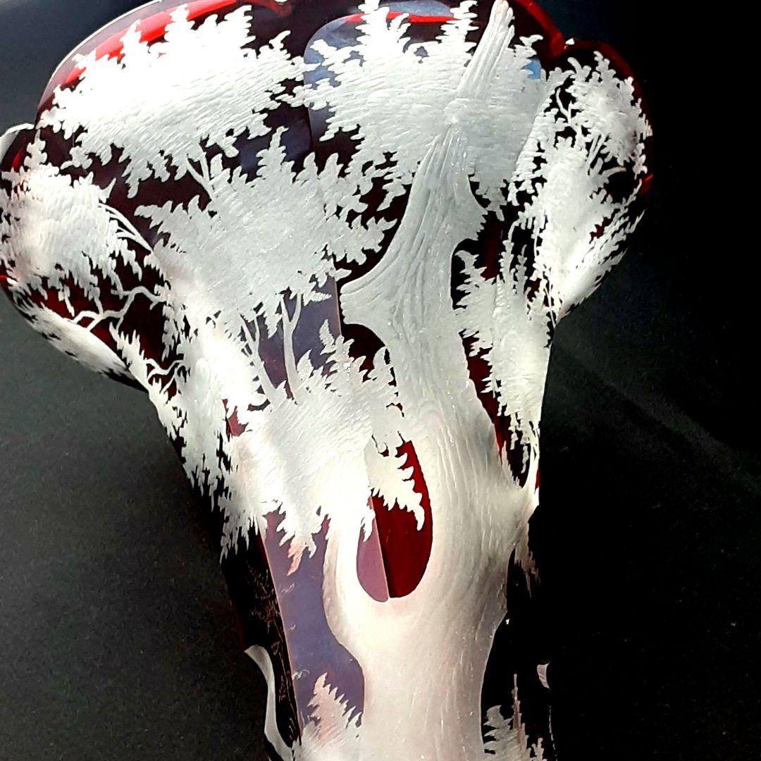 Y957 ボヘミアガラス グラヴィール 赤被せガラス 鹿と風景文花瓶 一対