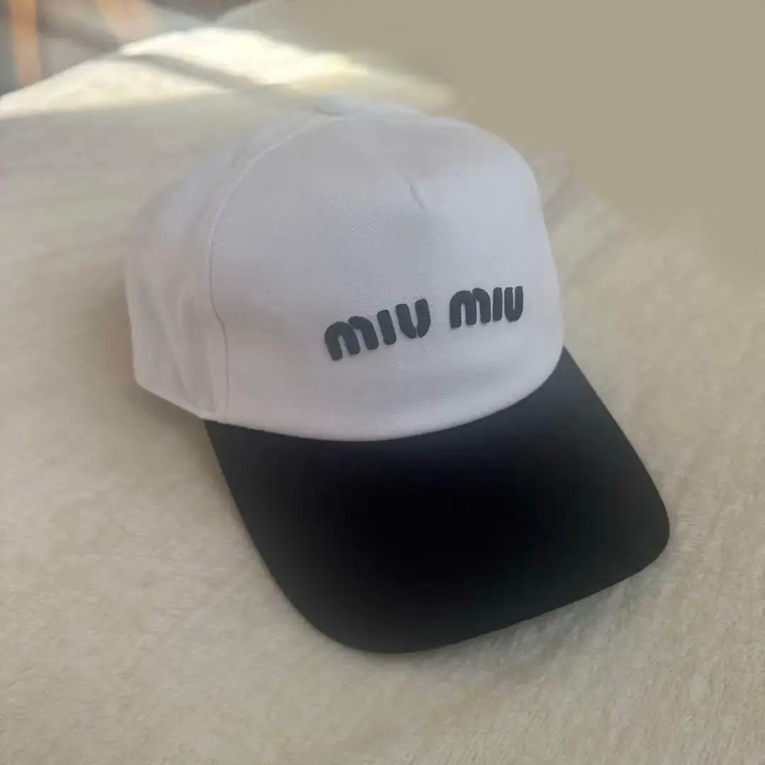 新品未使用 miu miu ホワイト ブラックキャップ - メルカリ