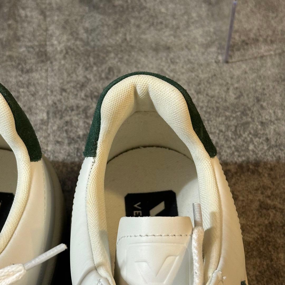 【VEJA】美品✨レザースニーカー　白　v-12 緑　26.5cm メンズ