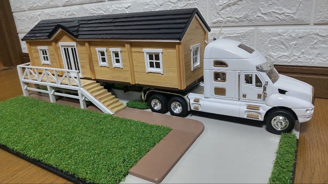 RCトレーラー1/32Scale　木造トレーラーハウス（サービス品・飾り用地付）