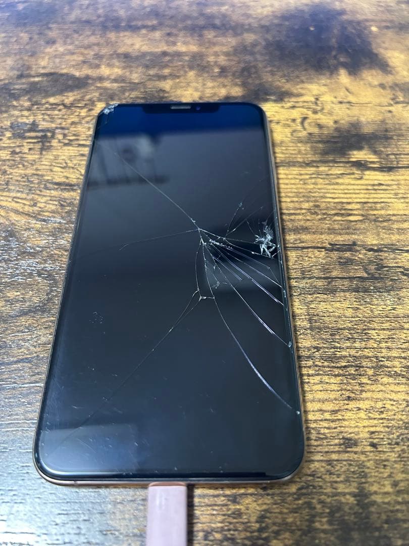 iPhone XS MAX 256G ひび割れあり 修理事例】iPhone XS Maxの画面割れを即日解決！キャッシュレスリペア