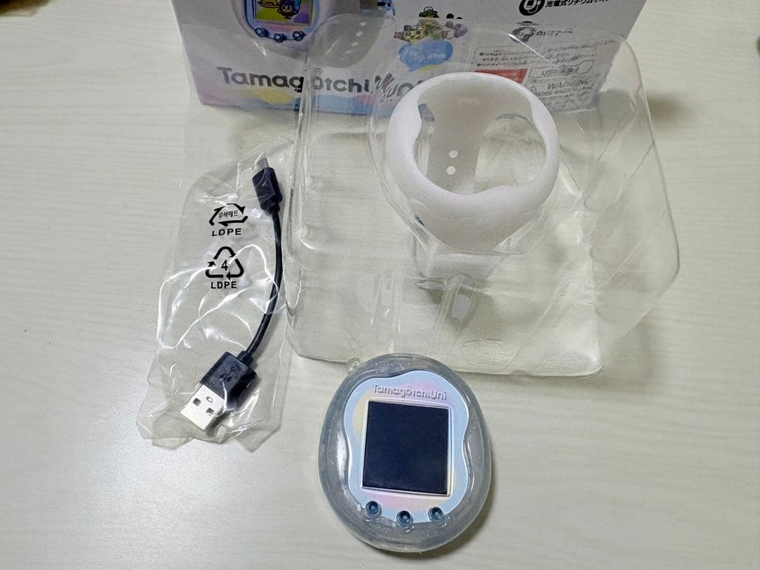 BANDAI Tamagotchi Uni たまごっち ユニ プリズムホワイト