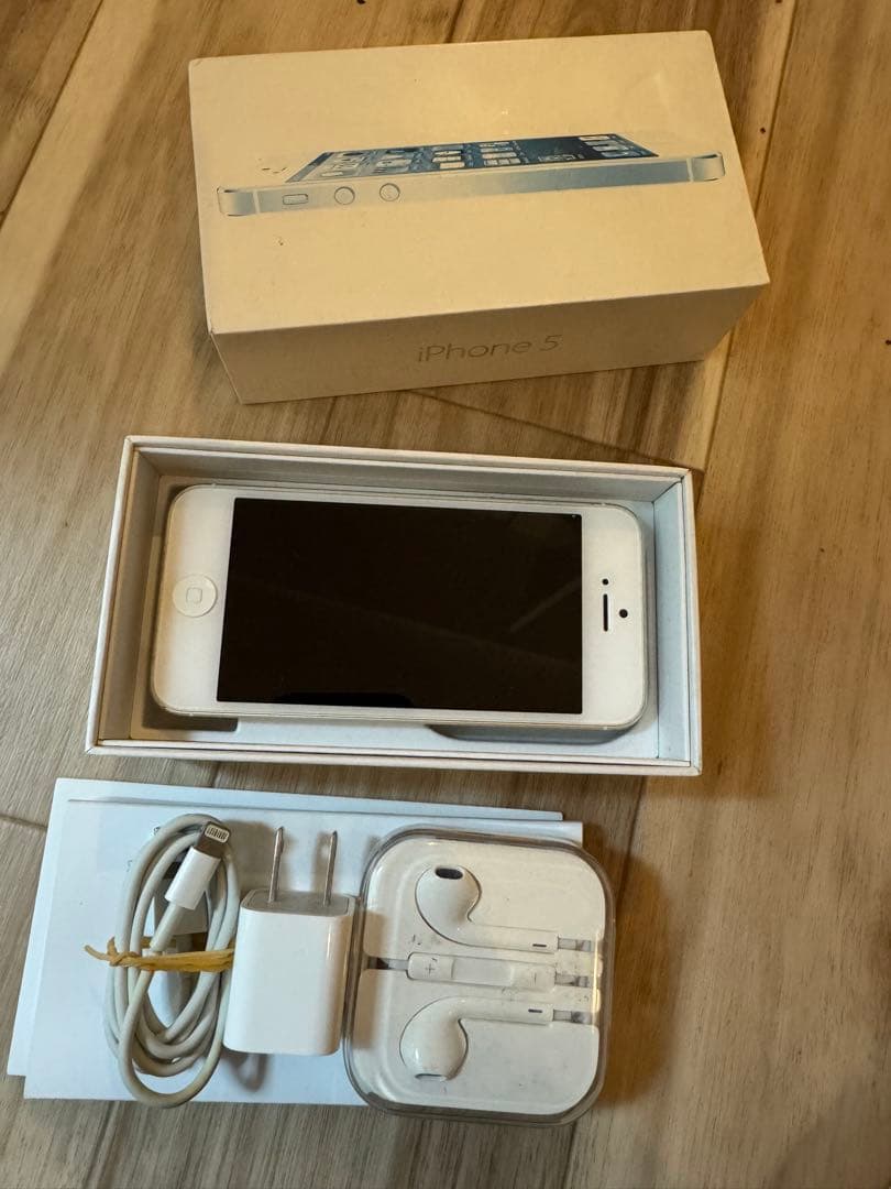 超貴重】iOS6.1.4 iPhone5 64G - メルカリ