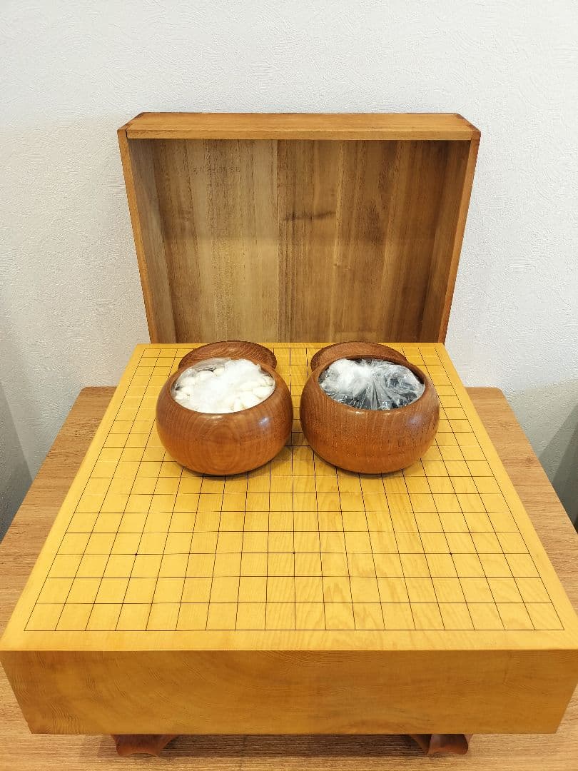 囲碁セット 碁盤(足付き) 碁石 楽天市場】囲碁セット 新桂4寸足付碁盤セット(蛤碁石25号・木製碁笥栗
