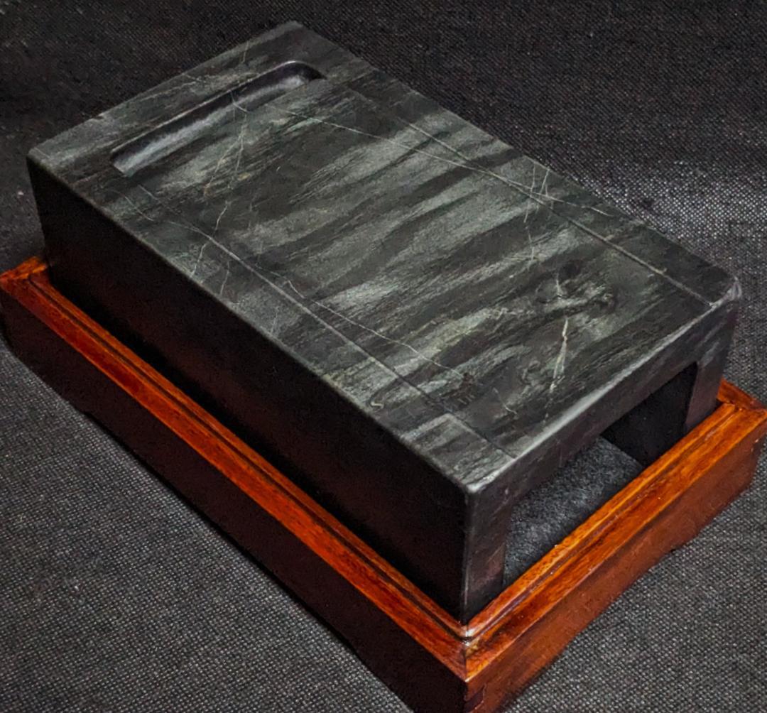 【歙州太史硯】◆水波紋・眉子紋・銀線・銀華紋の蒼黒美石◆約八吋◆唐木箱◆龍尾山 水坑 歙州 長眉紋硯 8吋 – PIGMENT TOKYO