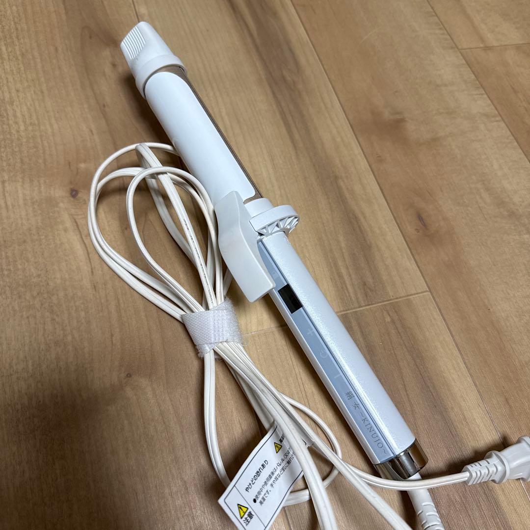 美品KINUJO カールヘアアイロン ホワイト　絹女　コテ　32ミリ KINUJO（絹女） ヘアアイロン コテ カールアイロン 32mm 公式 KC32N