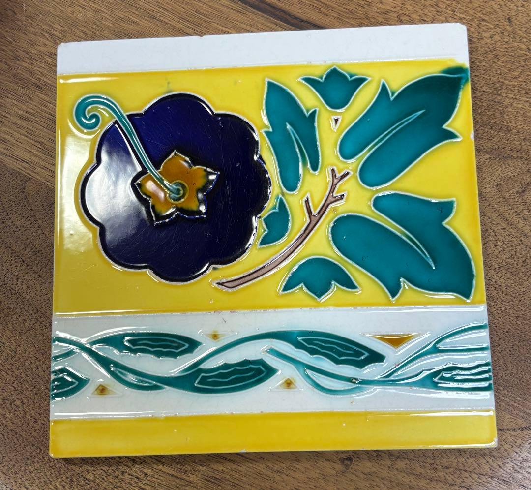 マジョリカタイル　日本タイル工業 施工例のご紹介 . 「クロジョーロ」は、マジョリカタイルの光沢や色彩