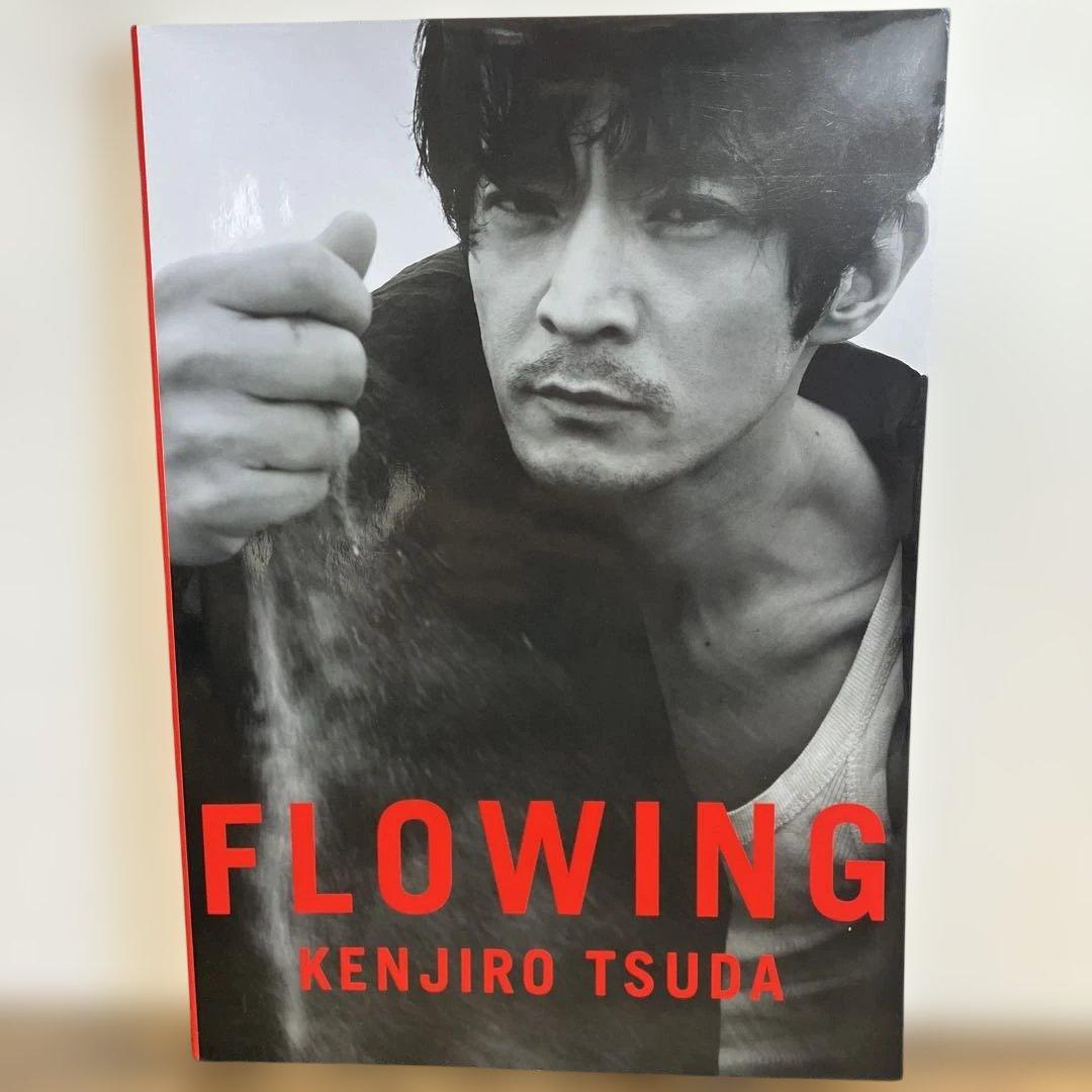 美品　初版　FLOWING 津田健次郎1st写真集 Amazon.co.jp: 津田健次郎写真集 「FLOWING」 : 津田 健次郎, (撮影