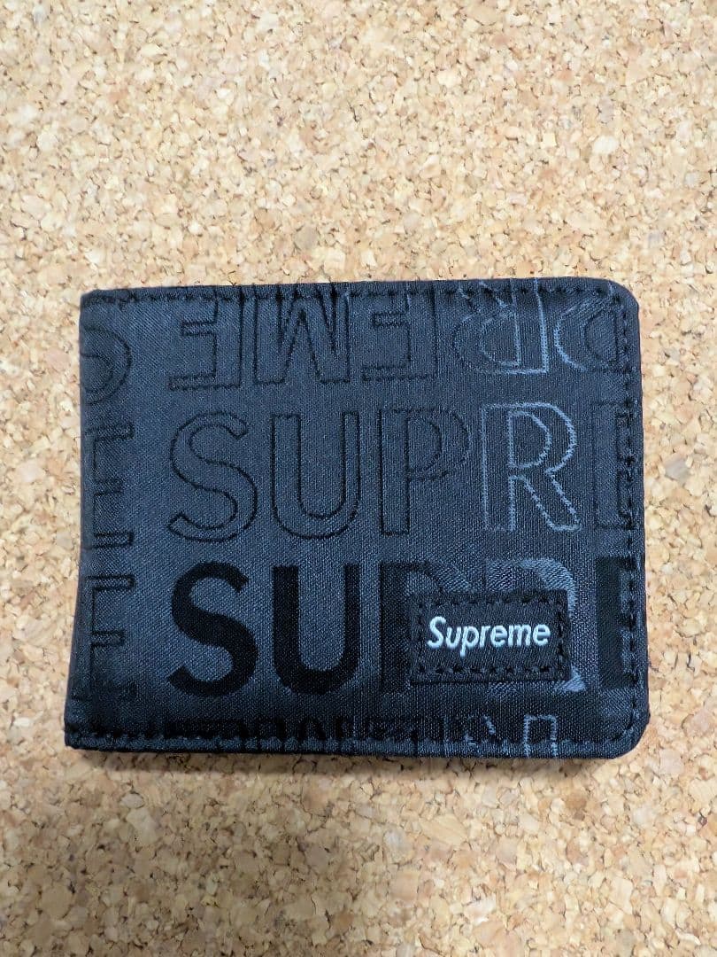Supreme ブラック 二つ折り財布 箱付き - メルカリ