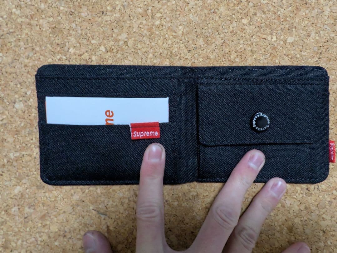 Supreme ブラック 二つ折り財布 箱付き - メルカリ