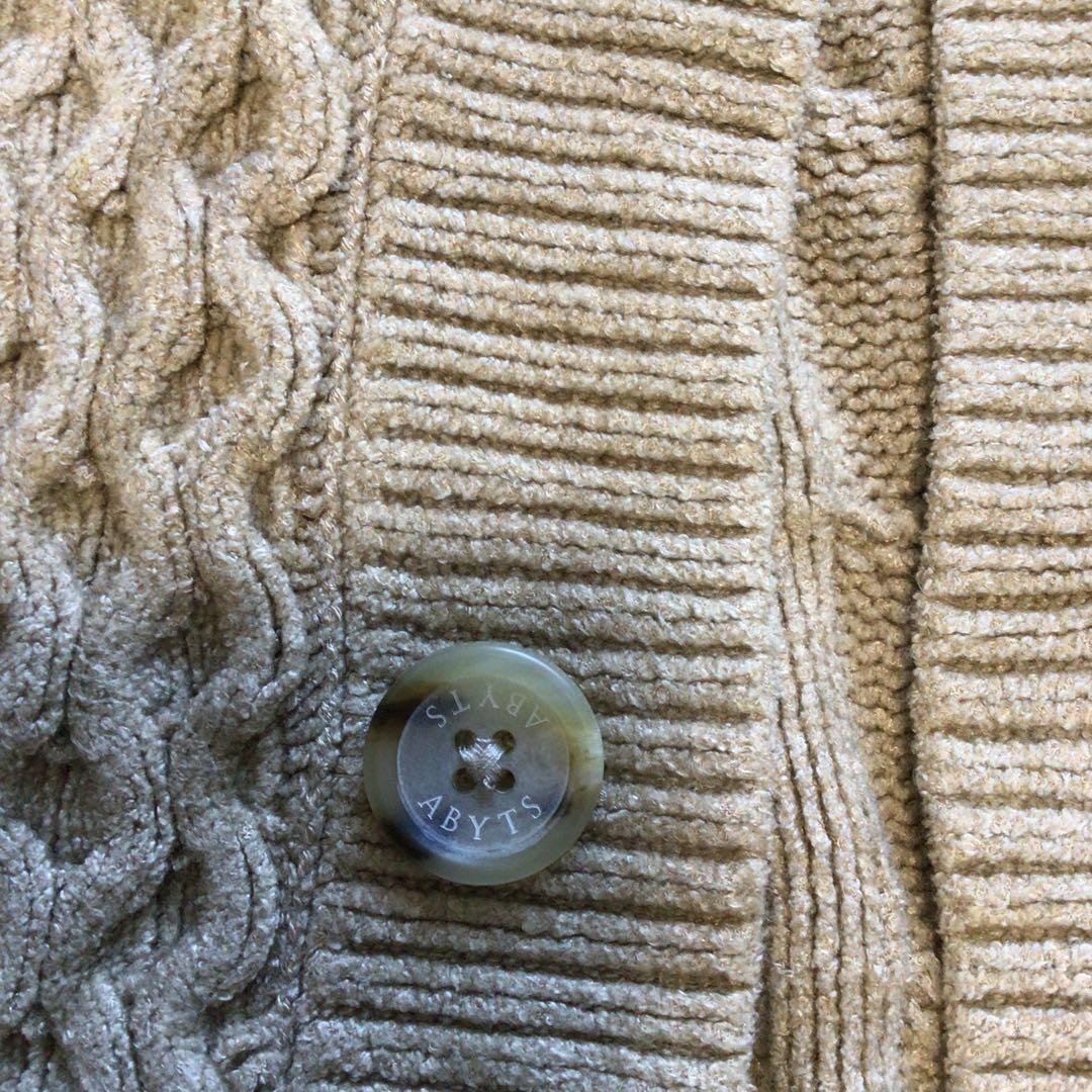 ABYTS ベージュ ケーブル編み カーディガン - メルカリ