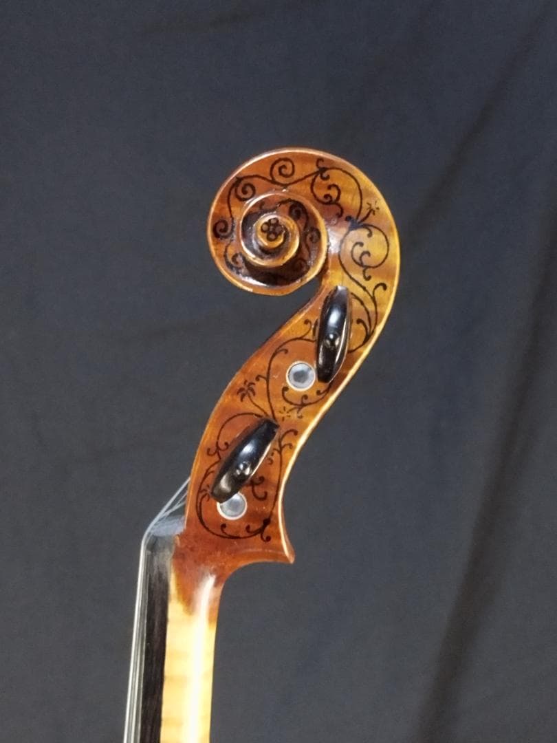◆ Stradivarius the 'Hellier' model◆ A 1679 Diamond-Studded Stradivarius Violin Could Auction for $11.3M