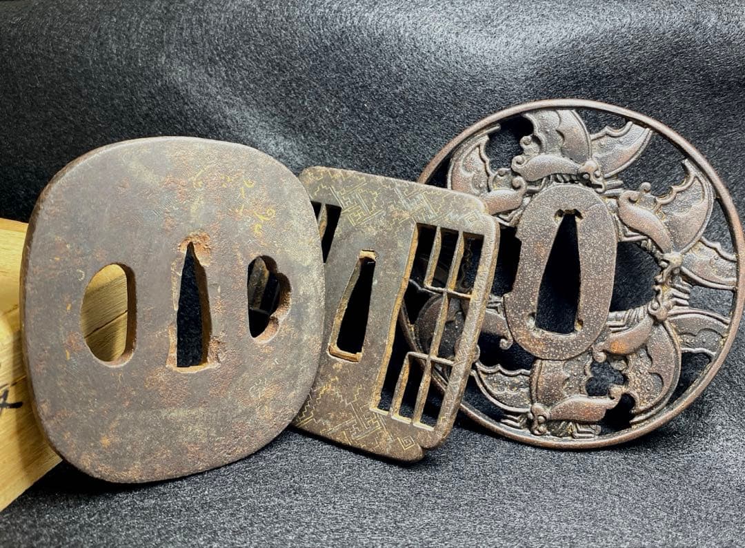 時代刀鍔　金象嵌等　木箱付　320g 東Y7-0220☆2Fトヒチ 鐔(鍔)－ t-613 京献上鐔 鉄地金象嵌 － 日本刀の通信販売 明倫産業