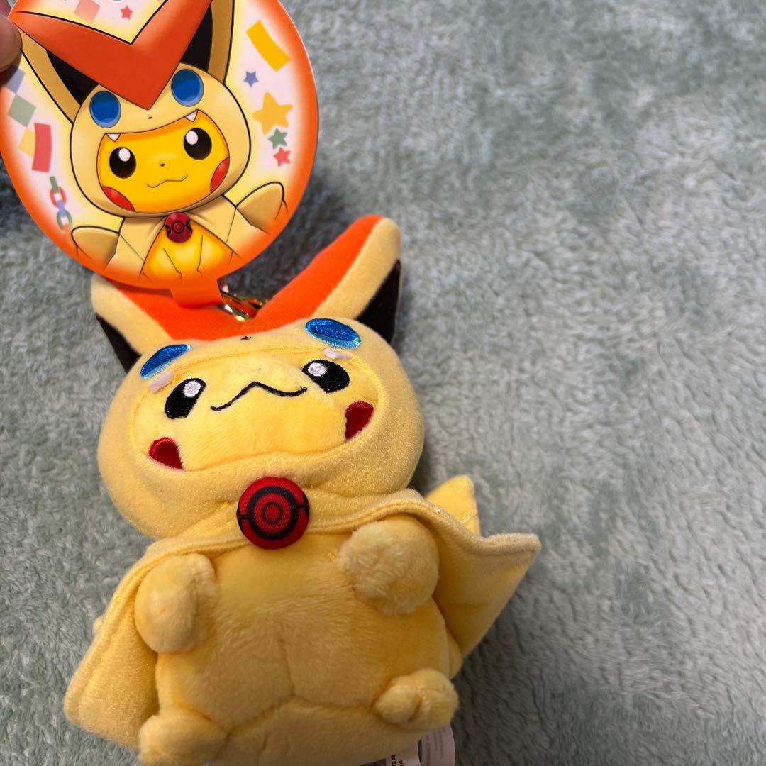 マスコット ビクティニのポンチョを着たピカチュウ