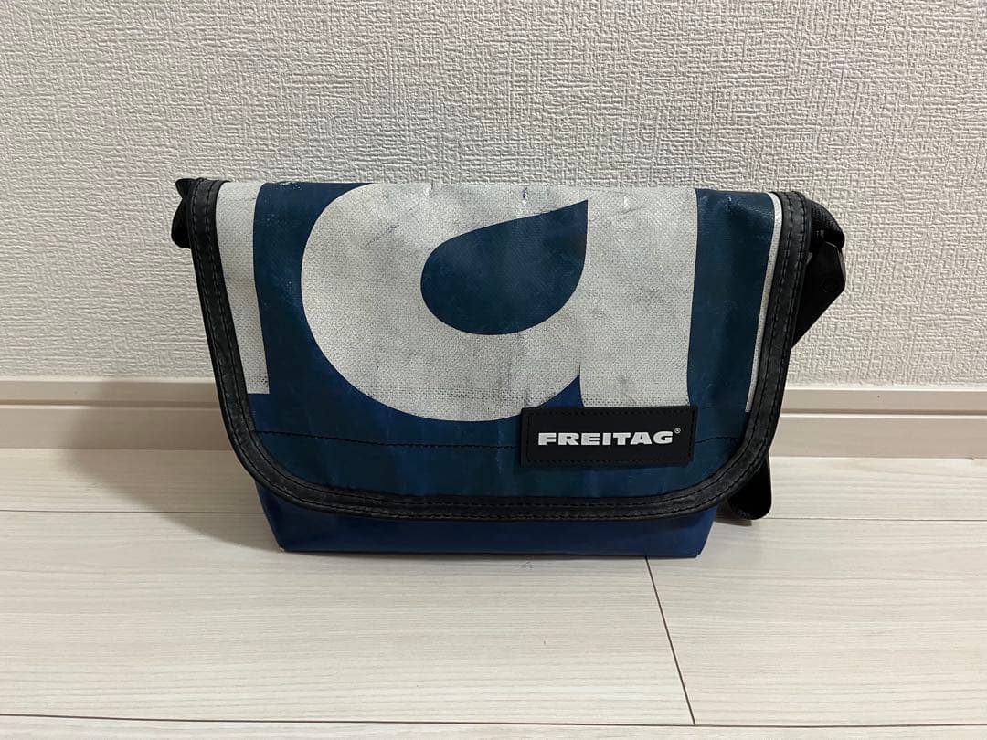 初期】FREITAG メッセンジャーバッグ 青/白 - メルカリ