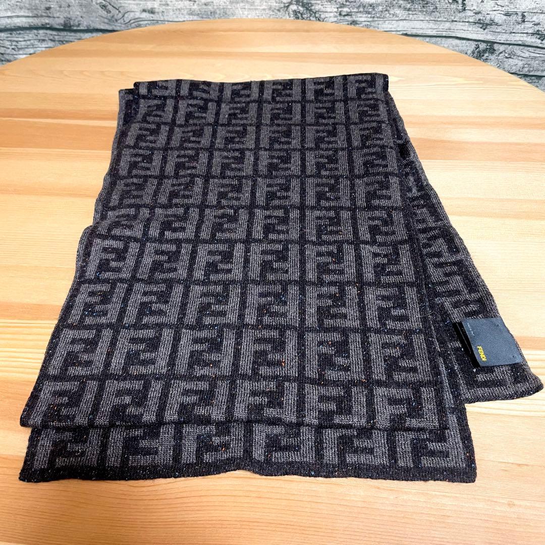 フェンディ FENDI ズッカ柄 マフラー 黒 グレー系 イタリア製の通販は
